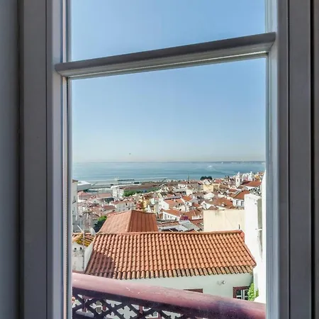 Spacious In Alfama With A Great View Apartamento